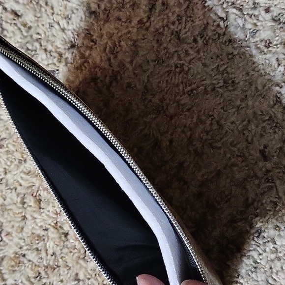 Sage & Emily gold sparkle pouch - Picture 4 of 4